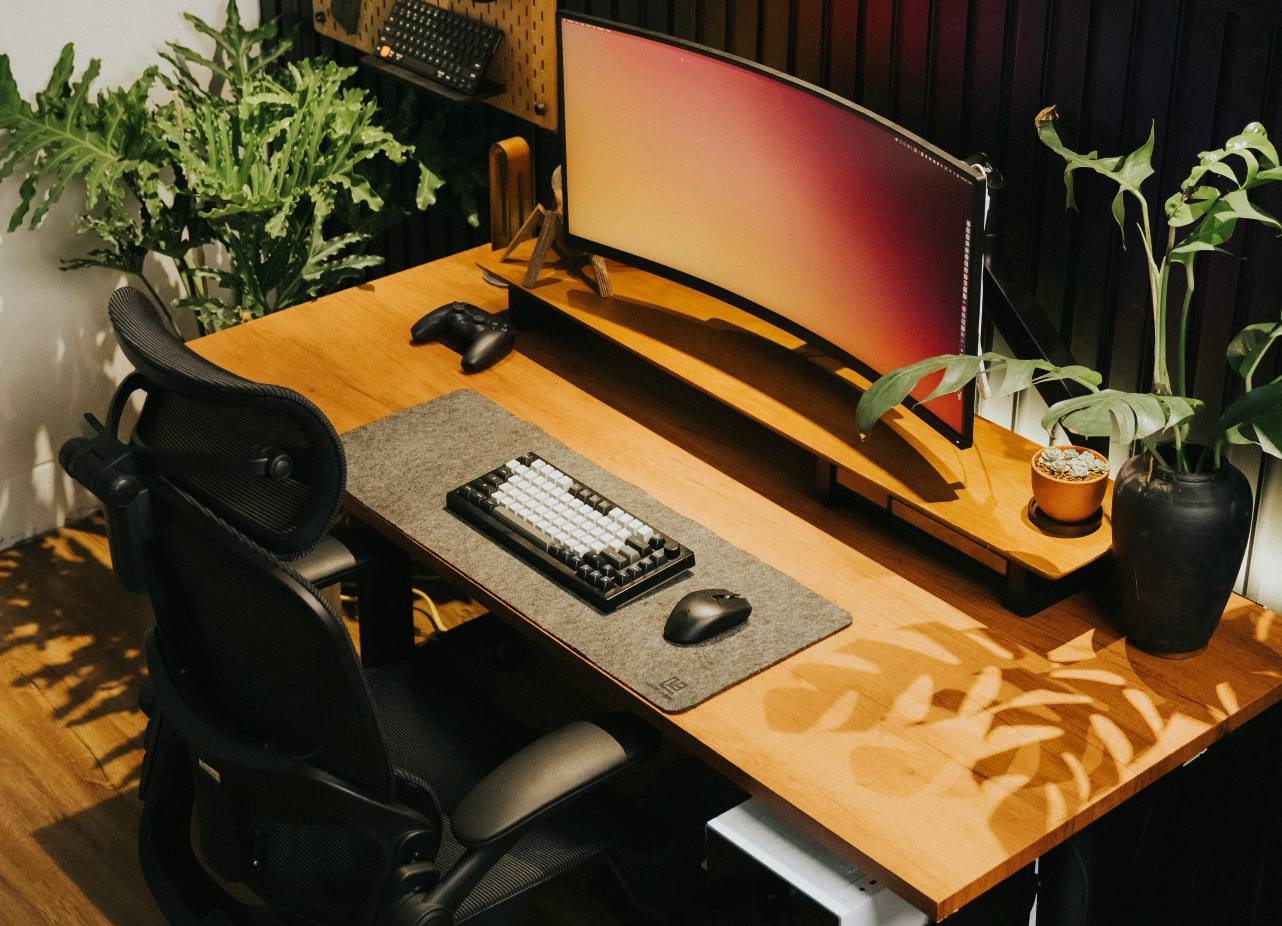 Wie positioniere ich Monitor und Schreibtisch, um Nacken- und Augenschmerzen zu vermeiden?